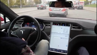 Tesla Автопилот уворачивается от подрезавшей машины