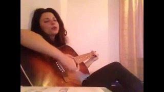Девушка играет на гитаре и поет