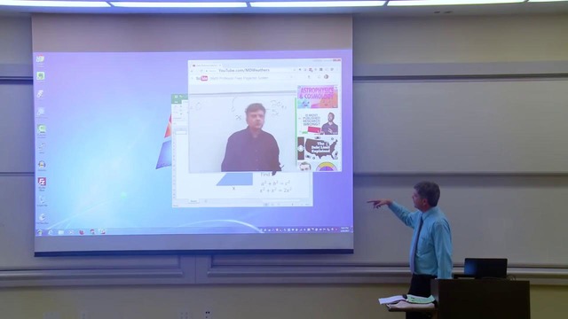 Профессор математики исправляет экран проектора (розыгрыш)