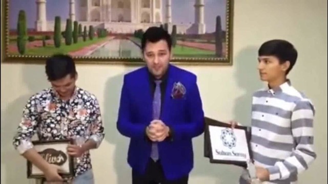 Sardor Raximhon поздравляет Акмаль Холходжаева за 1 место