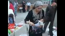 Kaniza chorsuda xonim sotishni epladi, Azikchi