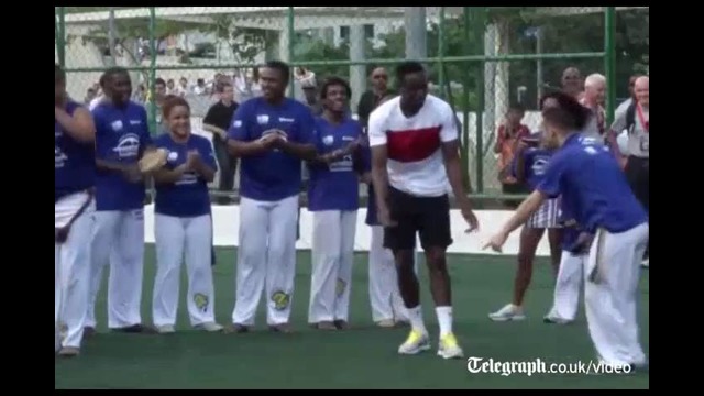 Игроки английской сборной танцуют с местными жителями в Рио-де-Жанейро