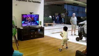 Мальчик играет в Kinect Experience на сложном уровне