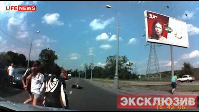 Два школьника выжили, попав на скутере под авто