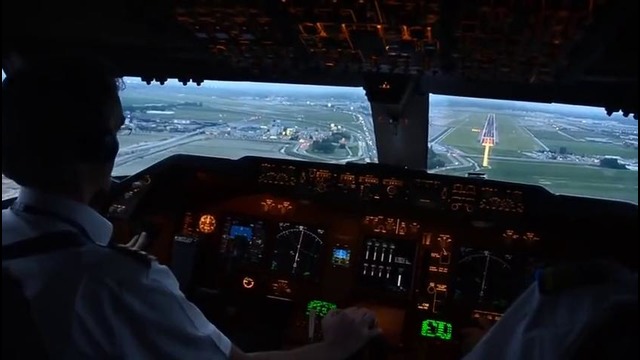 Boeing 747-400. Красивая посадка Вид из кабины пилотов