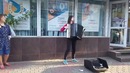 Девушка играет на аккордеоне душевно