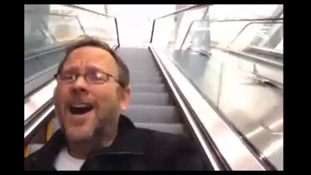 Застрявший в аэропорту мужчина снял клип на песню Селин Дион