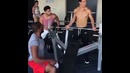 Качки когда встречают красивых девушек в зале