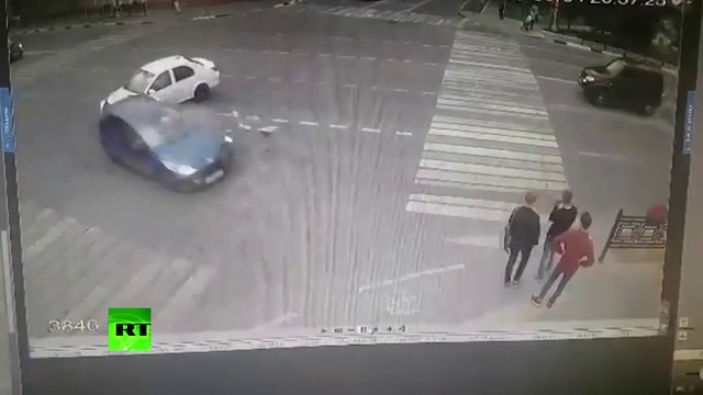 В Домодедове автомобиль после столкновения с другой машиной сбил трёх человек