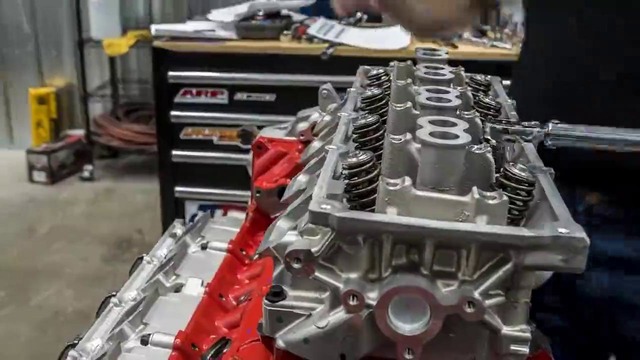 Сборку 852-сильного двигателя «Демона» уместили в пять минут