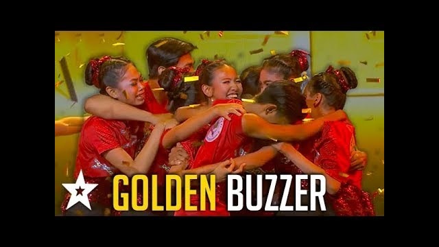 Танцевальная группа заработала золотую кнопку на шоу талантов в Камбодже