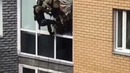 Спецназ производит штурм квартиры наркодилеров
