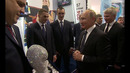 Путину подарили боксёрскую перчатку с бриллиантами