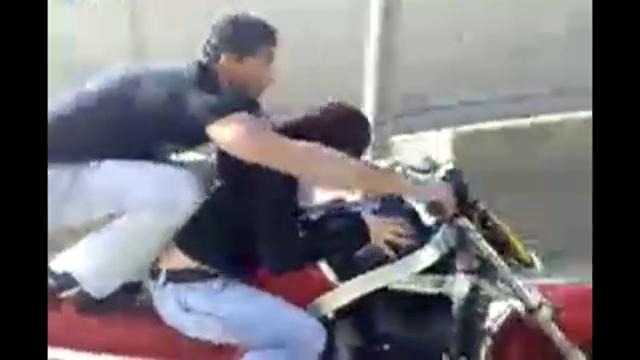 Как нужно катать девушку на мотоцикле