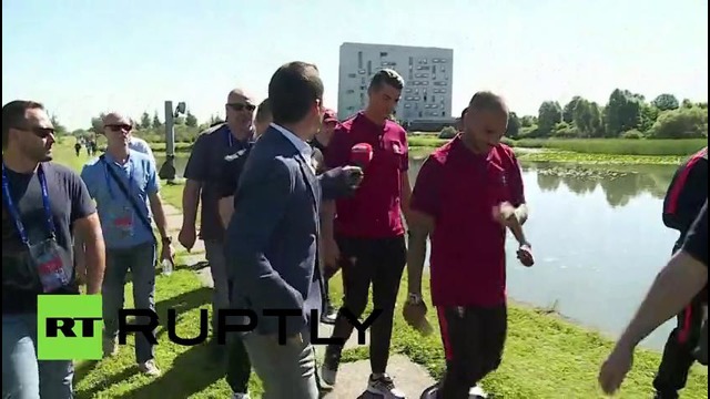 Криштиану Роналду выбросил микрофон журналиста в озеро