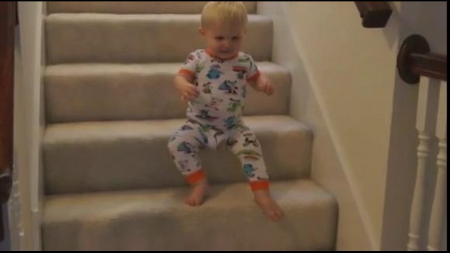 Малыш спускается по лестнице
