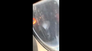 Пассажир снял на видео поломанный двигатель самолета перед посадкой