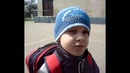 Мальчик разговаривает с закрытым ртом