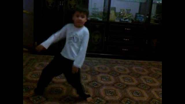 Мальчик танцует Gangnam Style