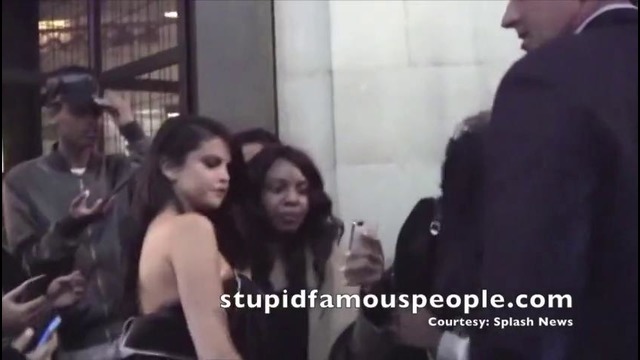 Selena Gomez tells fans they are like family in London