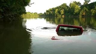 Найден затонувший грузовик под водой в реке у ската лодки