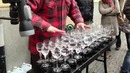 Уличные музыканты играют на стаканах с водой