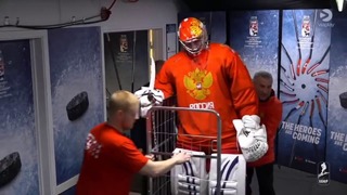 Вратаря хоккейной сборной России Василия Кошечкина вывезли на тележке