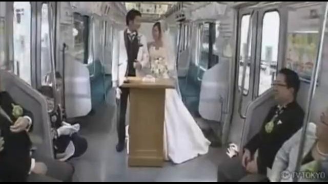 Японцы сыграли свадьбу в городской электричке