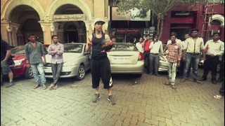 Шоу-сюрприз от футбольного фристайлера на улицах Индии