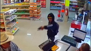 Посетитель магазина обезоружил грабителя