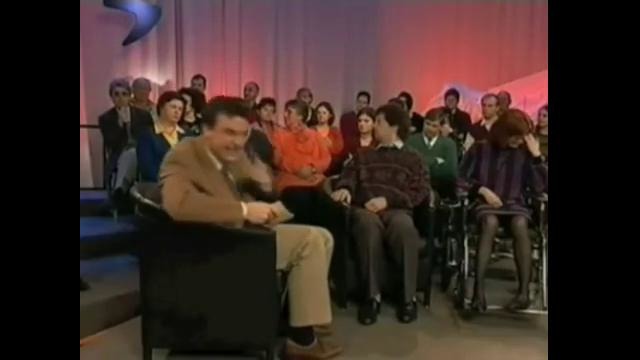 Мужик угарает над голосом в шоу)