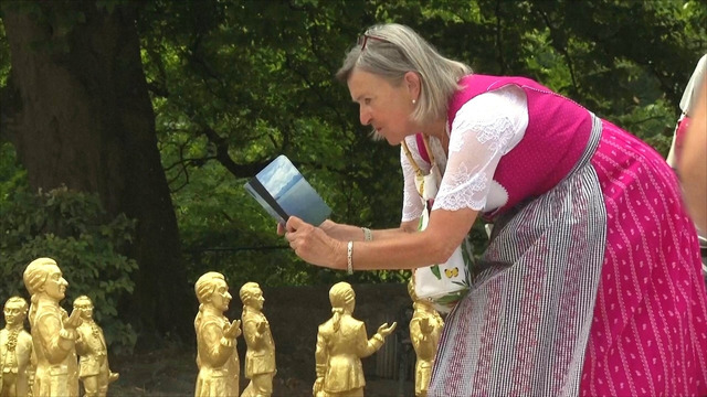 300 статуэток Моцарта украсили сад в Зальцбурге