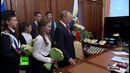 Путин показал школьникам свой рабочий кабинет в Кремле