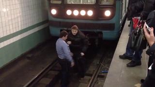 Пъяный мужик в киевском метро