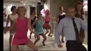 Мужик учит девушек танцевать))