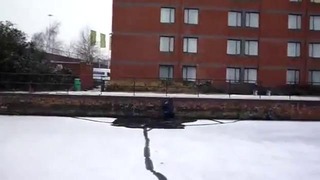 Идиот переходит речку по льду