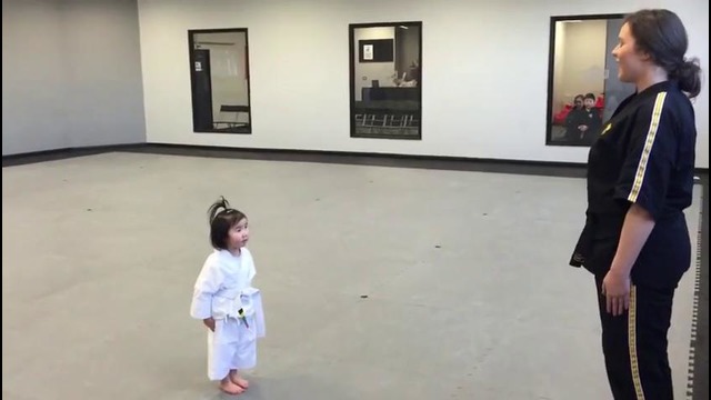 3-летняя тхэквондистка повторяет кодекс чести единоборца