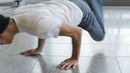 Брейкдансер и финты на одной руке
