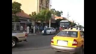 Алжирские водители «катают» полицейских на капоте