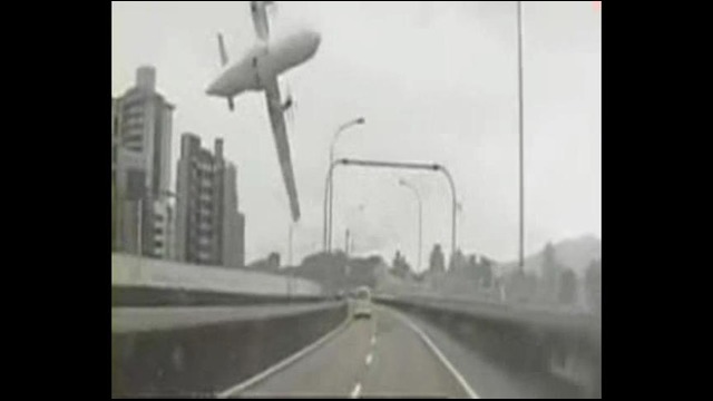 В Тайване в реку упал пассажирский самолет 04.02.2015