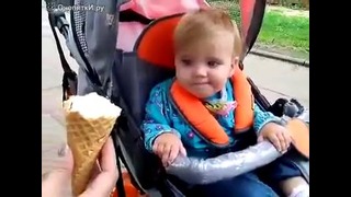 Первое в жизни малышки мороженое