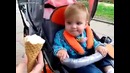 Первое в жизни малышки мороженое