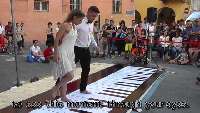 Парень с девушкой играют ногами на большом пианино