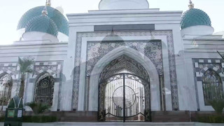 Yetti goʼzal gumbaz, haybatli minora va sakkiz qirrali masjid mahobati
