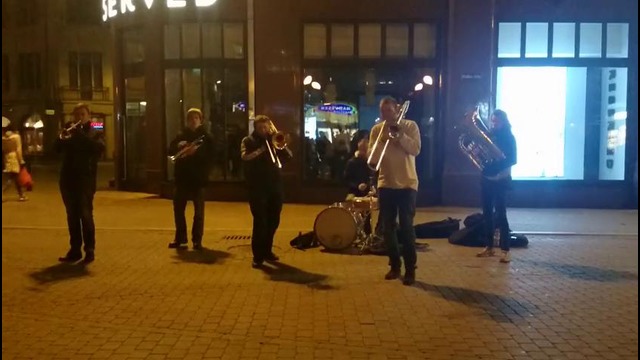 Уличные музыканты поют песню rihanna – umbrella