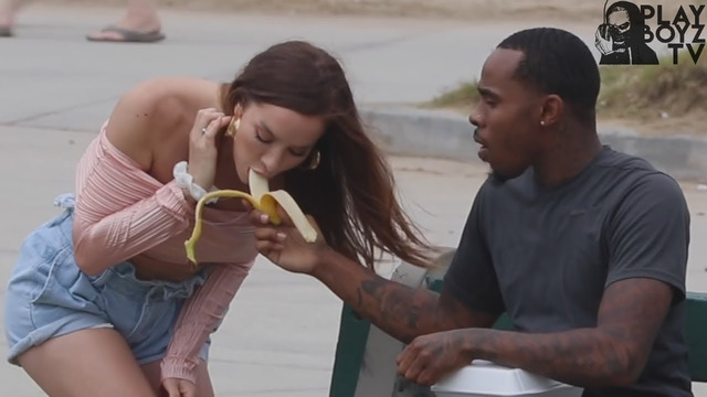 Девушка просит покормить её бананчиком (пранк)