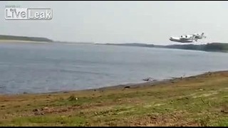 Два самолета Бе-200 собирают воду из реки Обь