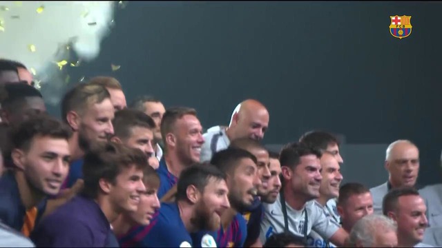 Messi lifts a trophy for the first time as Barça captain