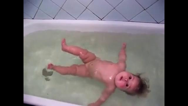 Как хорошо) когда малым нравится купаться)