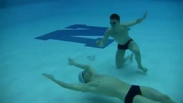 Забавный подводный трюк